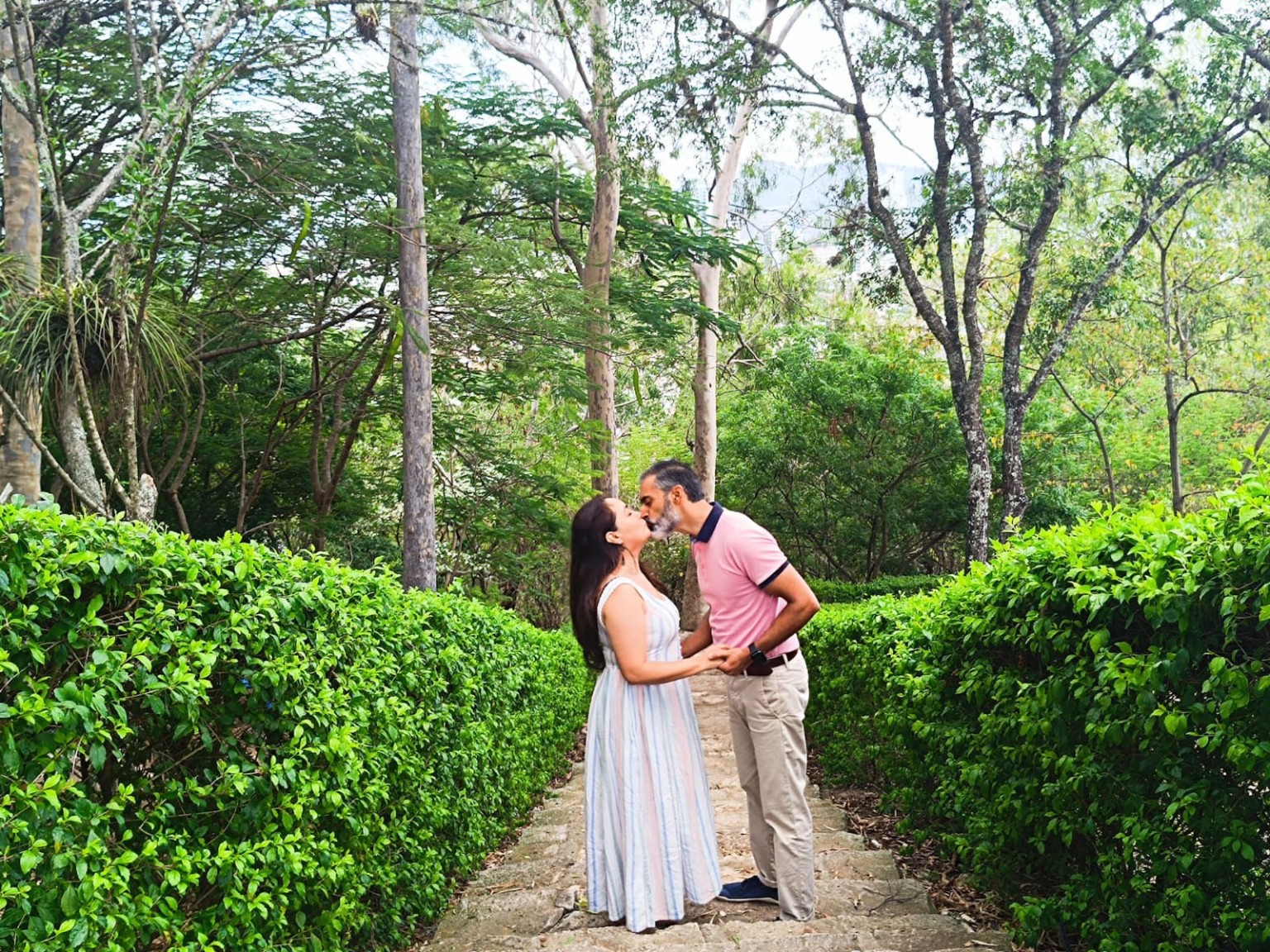 La pareja abrazada en un jardín