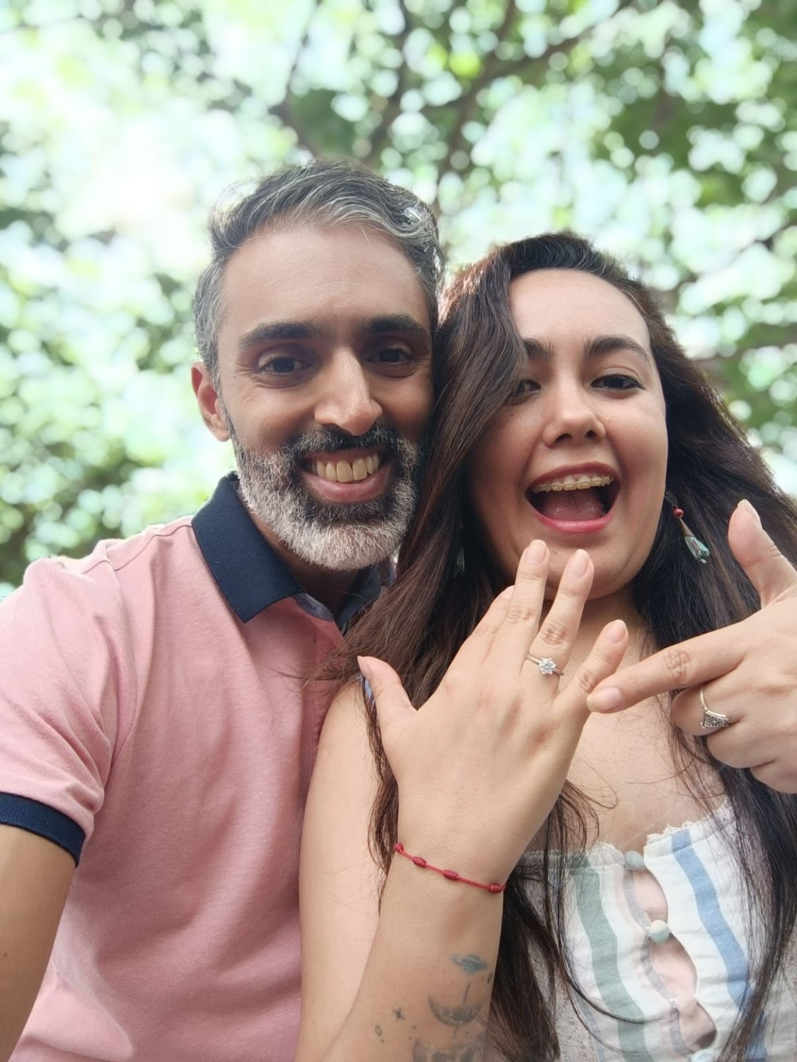 La pareja celebrando su compromiso